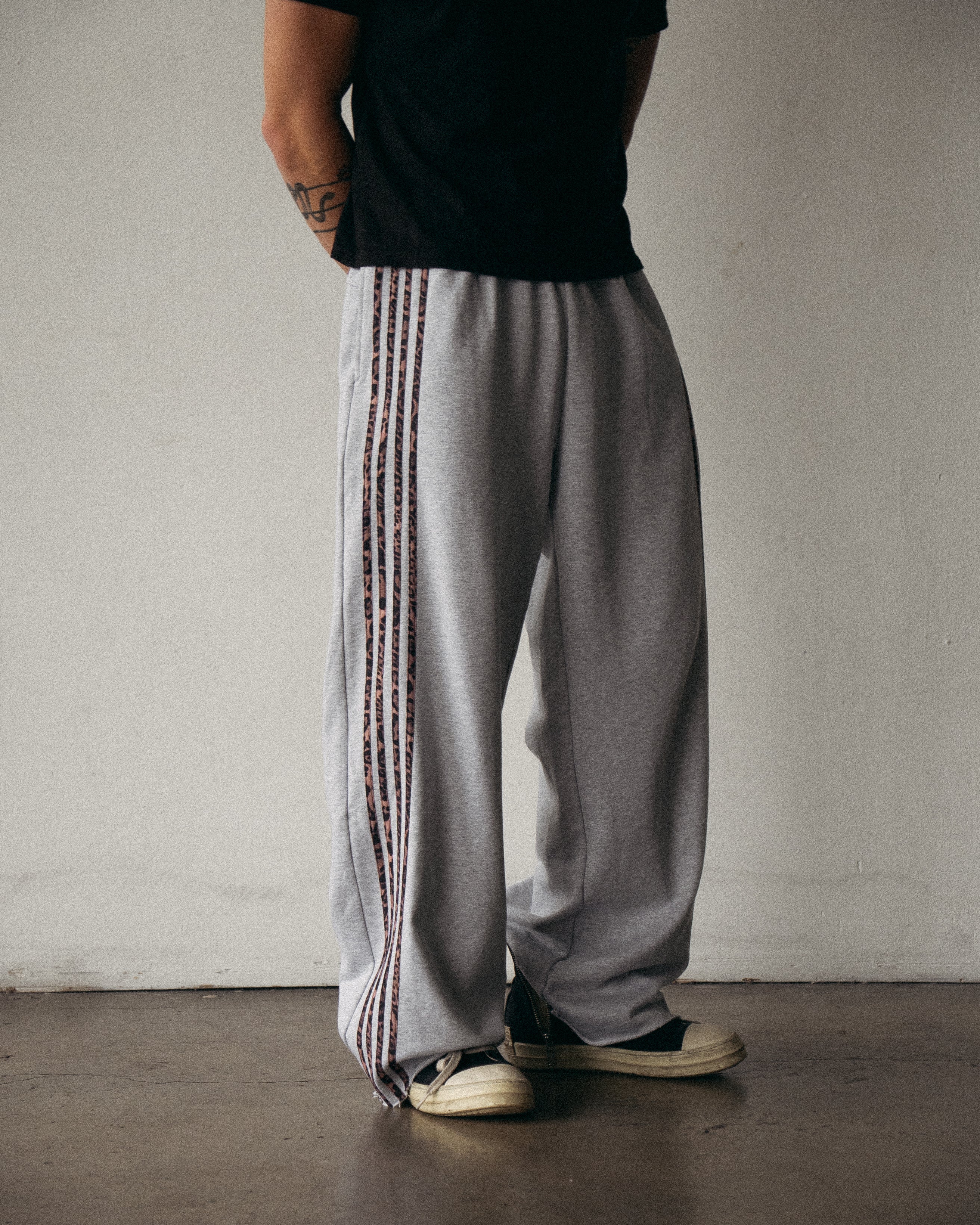 "CHEETAH TRACKS" (Grey)